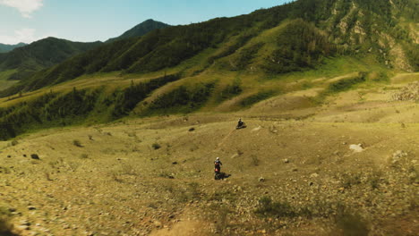 carrera de motocross contra el paisaje de las tierras altas. exhibición de agilidad y velocidad con pilotos tejiendo a través de obstáculos naturales en busca de supremacía