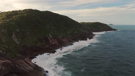 La-Costa-Rocosa-Del-Océano-Atlántico-Muestra-La-Cruda-Belleza-De-La-Naturaleza.