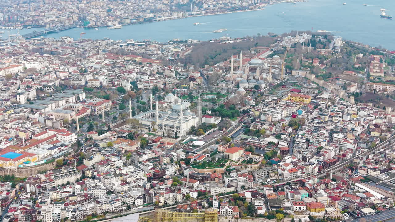 İstanbul’un tarihi Sultanahmet bölgesinin havadan görüntüsü. Sıkışık şehir dokusuyla çevrili Sultanahmet Camii ve Ayasofya, kültürel miras ve dini mimariyi sergiliyor