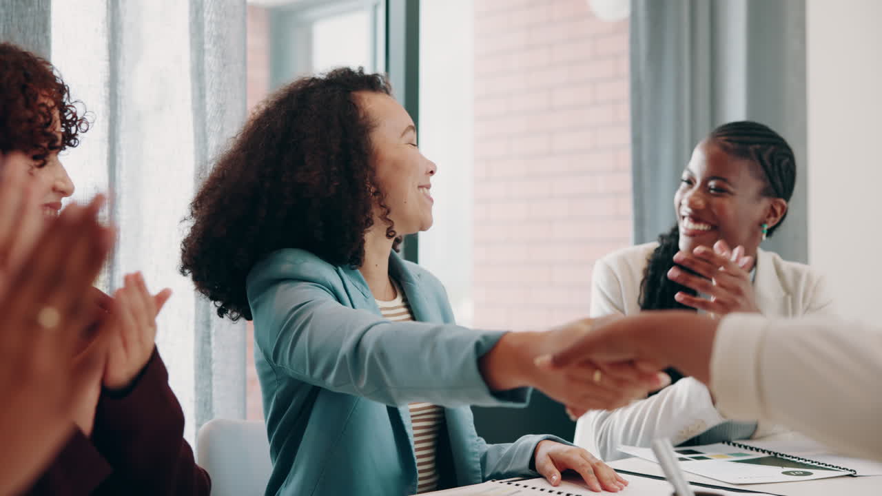 여성 비즈니스 회의와 악수