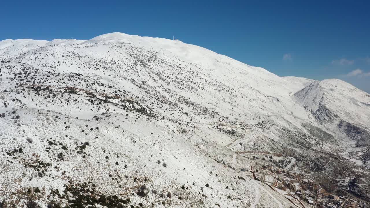 눈 인 산맥의 공중 사진