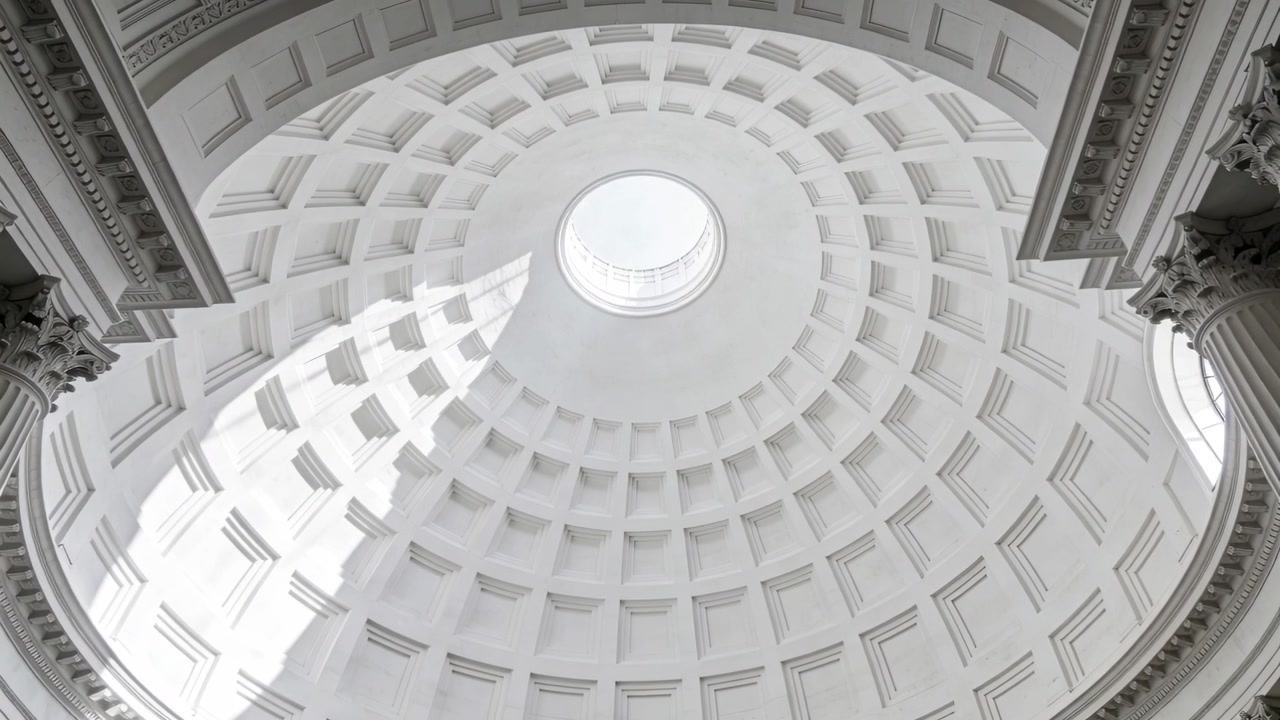 Luce solare che si sposta attraverso l'oculo sulle cassettonature della cupola in una rotonda, mostrando la cornice e le colonne ornate