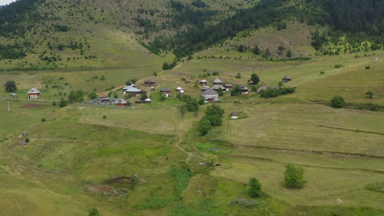 ticje polje cabañas tradicionales de pueblo antiguo en serbia, vista aérea