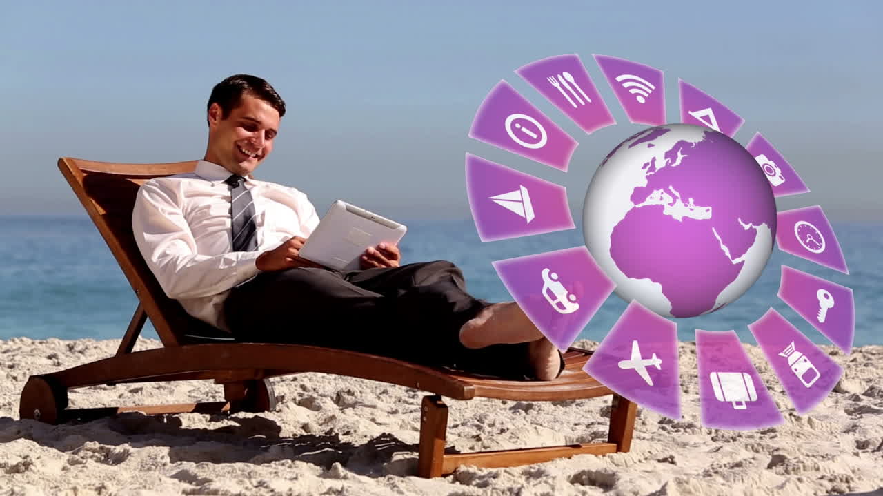 animación de iconos de viajes con globo y hombre caucásico usando tableta en la playa