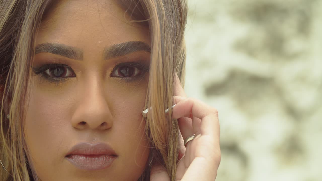 impresionante primer plano de una chica de ojos marrones con cabello largo