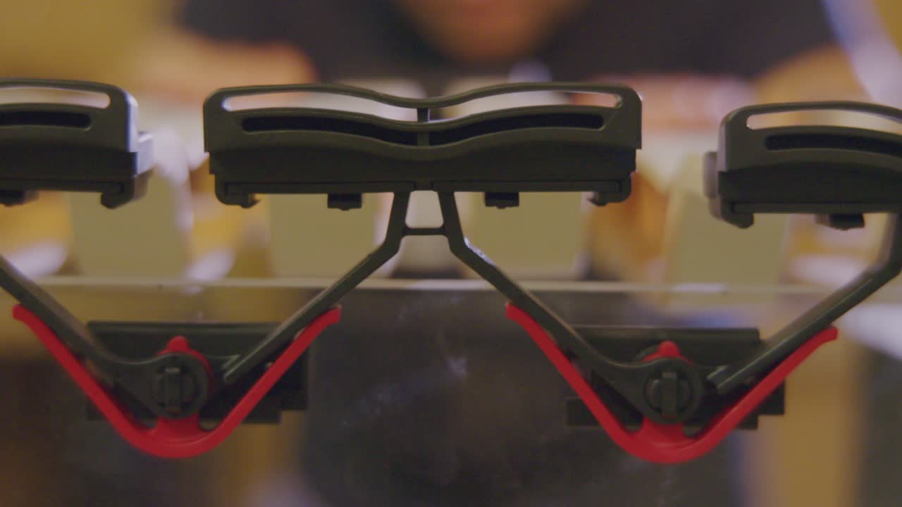 primer plano de los componentes rojos y negros de los muelles en una fábrica de camas