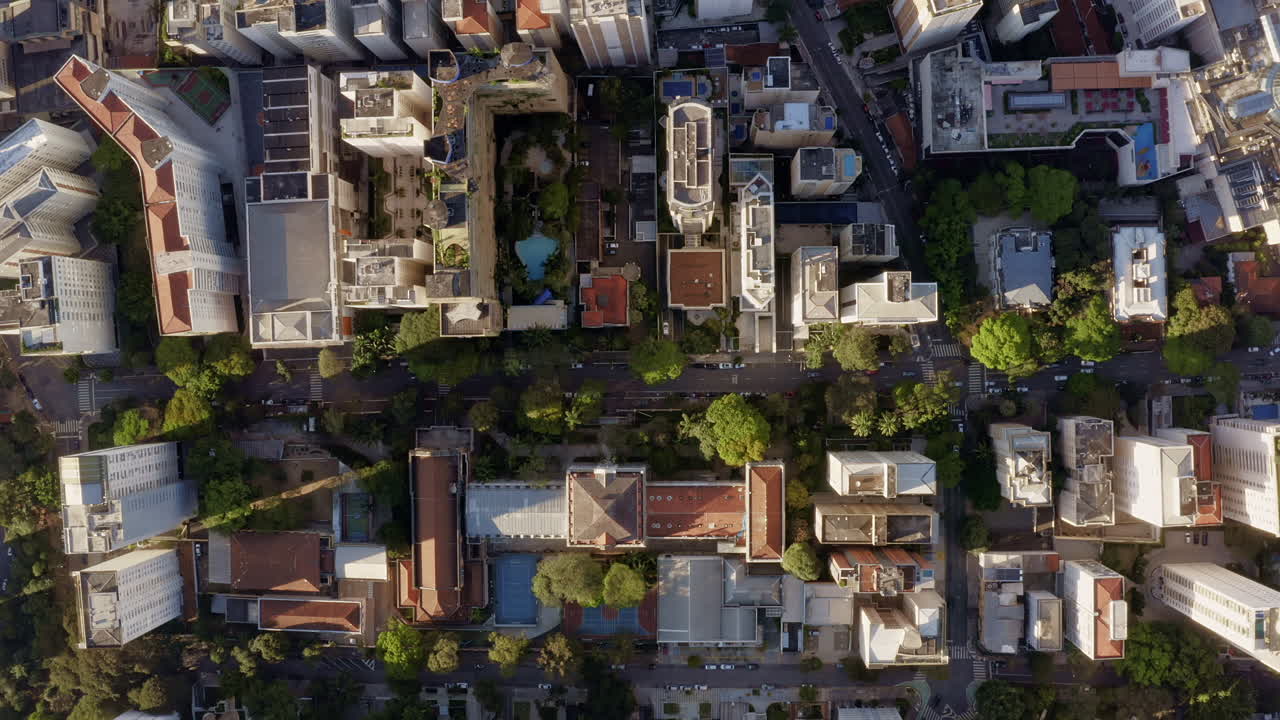 grandes ciudades, grandes edificios y grandes avenidas