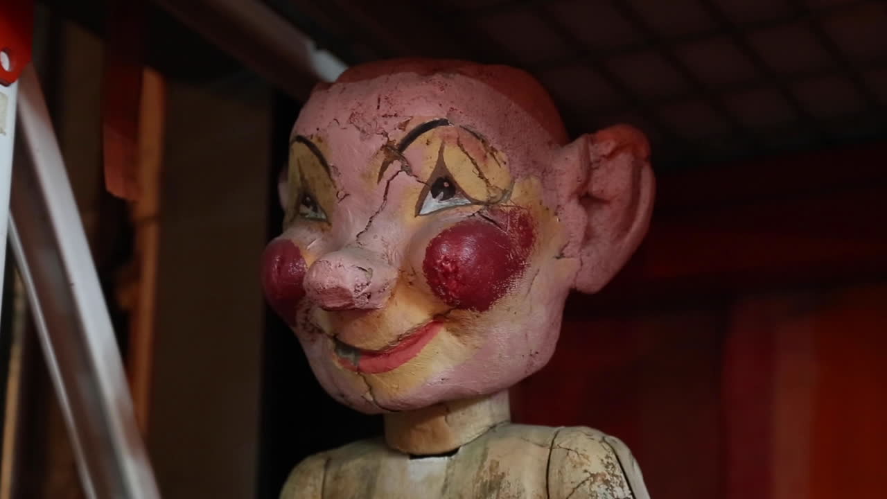 payaso espeluznante con sonrisa y mejillas rojas y rosadas