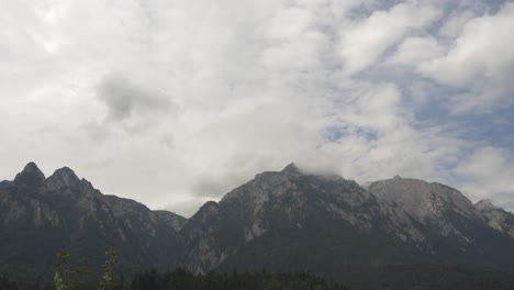 Timelapse-De-Nubes-Atravesando-La-Montaña