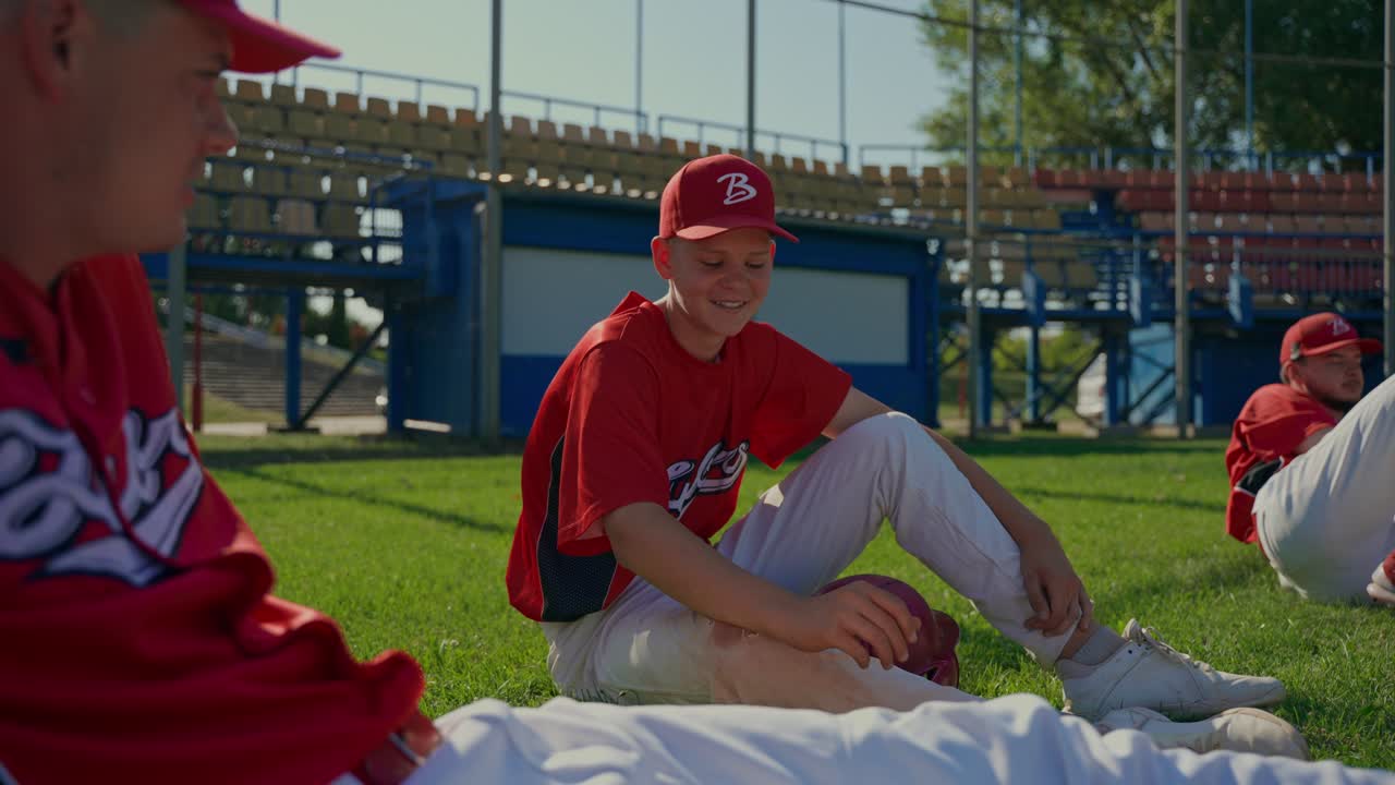 Team di baseball che si rilassa sul campo