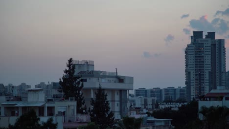 Lapso-De-Tiempo-De-Día-A-Noche,-Hermoso-Y-Colorido-Cielo-Del-Atardecer-Sobre-La-Ciudad-De-Tel-Aviv,-Israel-Medio-Oriente,-Tomado-Desde-La-Azotea-En-La-Hora-Dorada,-Tonos-Crudos,-Video-Sony-4k