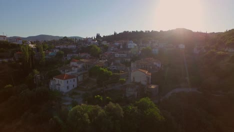 Luftbild:-Ein-Kleines-Dorf-In-Den-Bergen-Von-Samos,-Griechenland