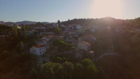 Antena:-Un-Pequeño-Pueblo-En-Las-Montañas-De-Samos,-Grecia