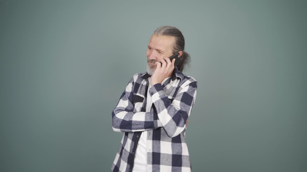 ⁇ 드폰에서 행복하게 이야기하는 남자.