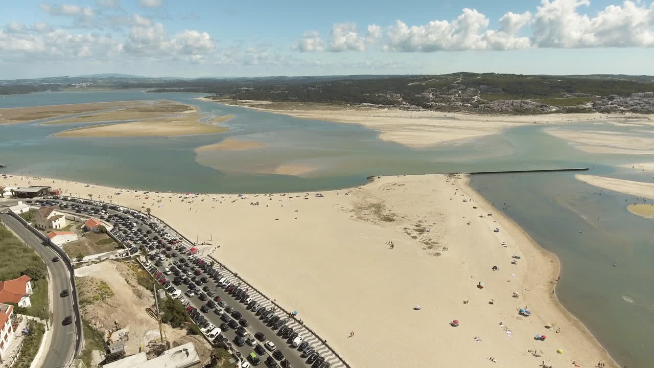 hermosa laguna de playa de arena blanca de foz do arelho en portugal - toma aérea de drones