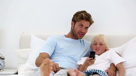 padre e hijo viendo la televisión juntos