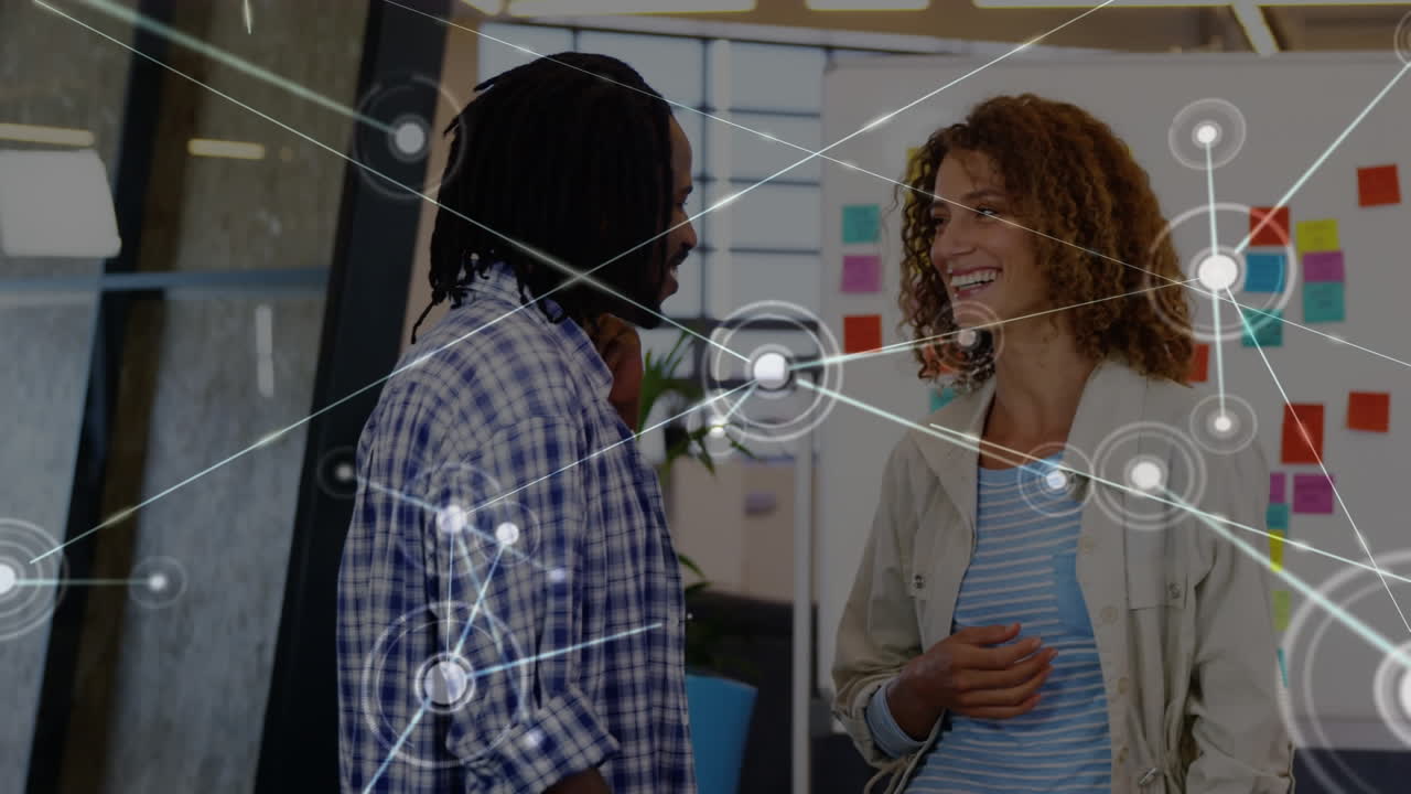 animación de una red de conexiones contra hombres y mujeres diversos que discuten en la oficina