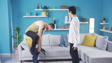 큰 동생과 작은 동생이 집에서 옷 싸움을 하고 있습니다.