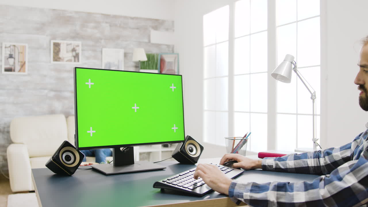 Computer con schermo verde in ufficio luminoso