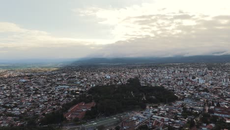 Vista-Aérea-De-Salta,-Argentina-En-Un-Atardecer-Nublado