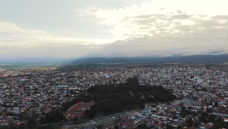 vista aérea de salta, argentina en una puesta de sol nublada