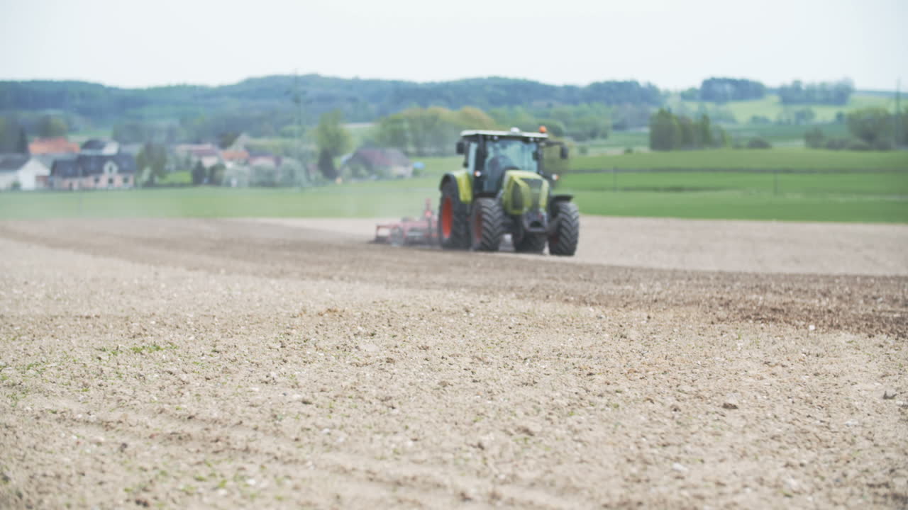 tractor agrícola cultiva campo