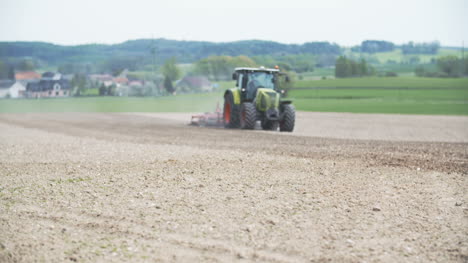 Ackerschlepper-Kultiviert-Feld