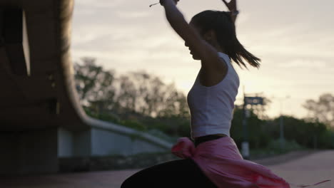 mujer bailarina joven bailarina hispana de hip hop en la ciudad disfrutando de frescos movimientos de baile urbano freestyle practicando giros al atardecer