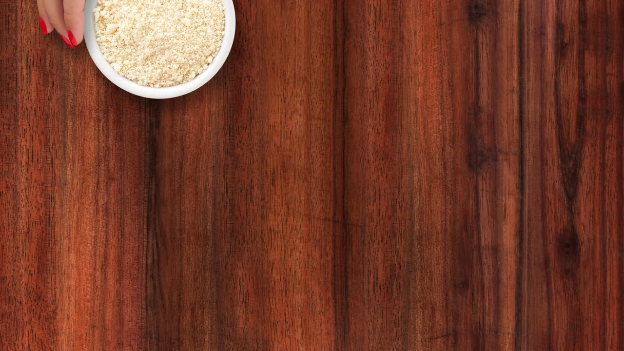 ofreciendo harina de almendra