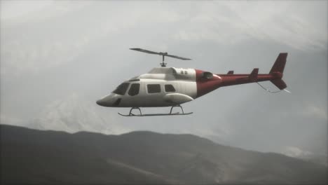 helicóptero volando en cámara lenta extrema cerca de las montañas con niebla