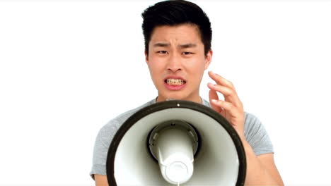 메가폰으로 소리치는 아시아인