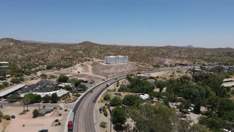 Vista-Aérea-De-Un-Pequeño-Pueblo-En-El-Desierto,-Drone-Sobre-La-Autopista-60-En-Wickenburg,-Arizona