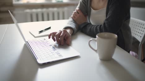 Weibliche-Hände,-Die-Am-Tisch-Sitzen-Und-Ein-Tastatur-Notebook-Für-Die-Arbeit-Verwenden