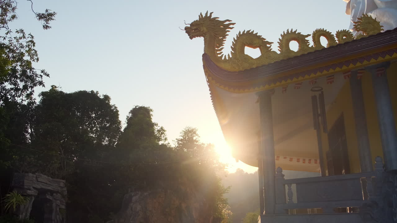 techo del templo decorado con dragones al amanecer o al atardecer