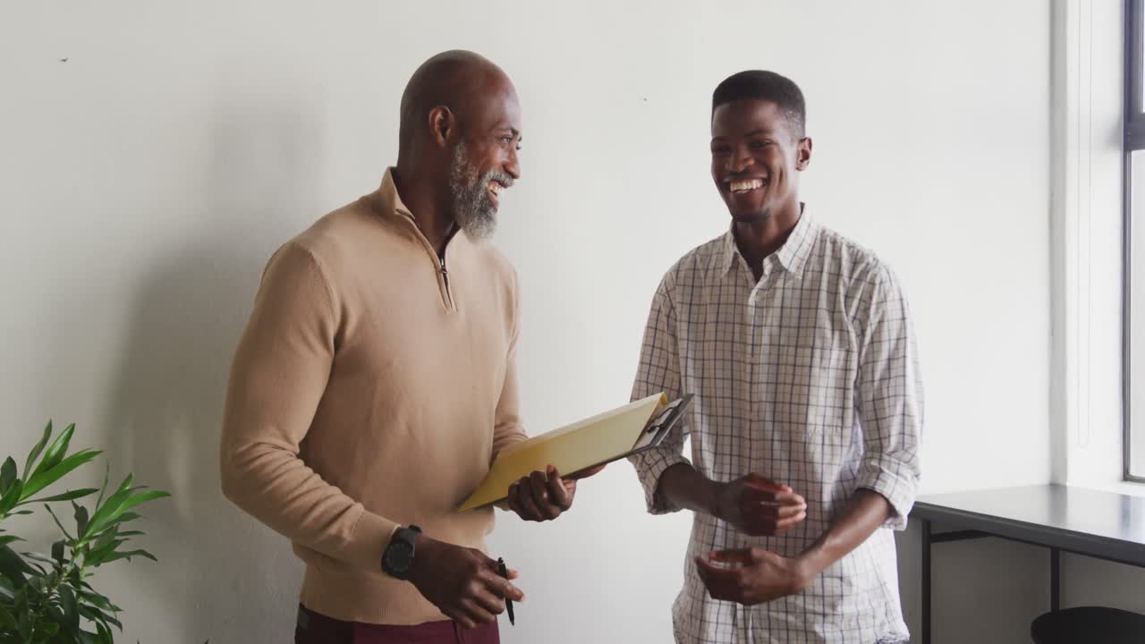 retrato de un feliz hombre de negocios afroamericano mirando a la cámara en la oficina