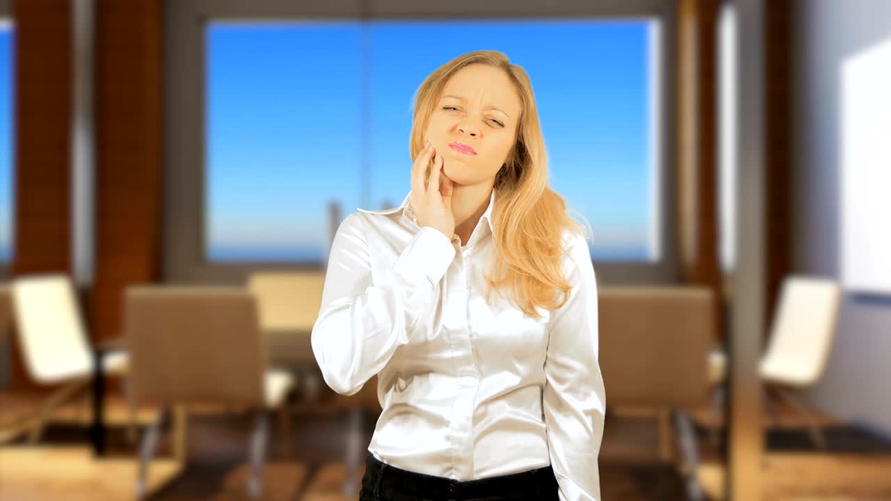 4k, 여자 금발 어깨 통증. 배경에 고립. 모형. chromakey