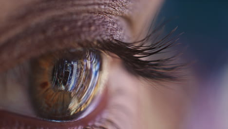 ojo macro de cerca luces de la ciudad reflejadas en el iris mirando el horizonte urbano por la noche viendo la vida nocturna