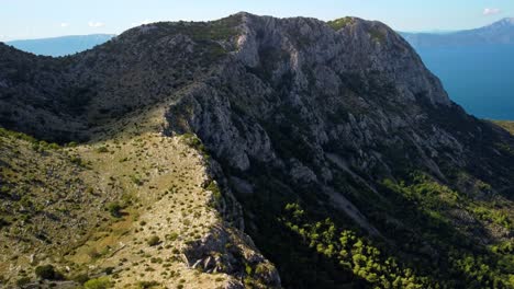 Montañas-De-Roca-Caliza-De-Sveti-Ilij-En-La-Costa-Dálmata,-Croacia