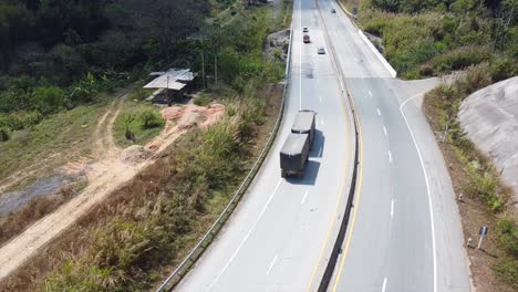 Toma-Aérea-De-Automóviles-Circulando-Por-La-Carretera-En-El-Distrito-De-Chiang-Khan-Del-Norte-De-Tailandia