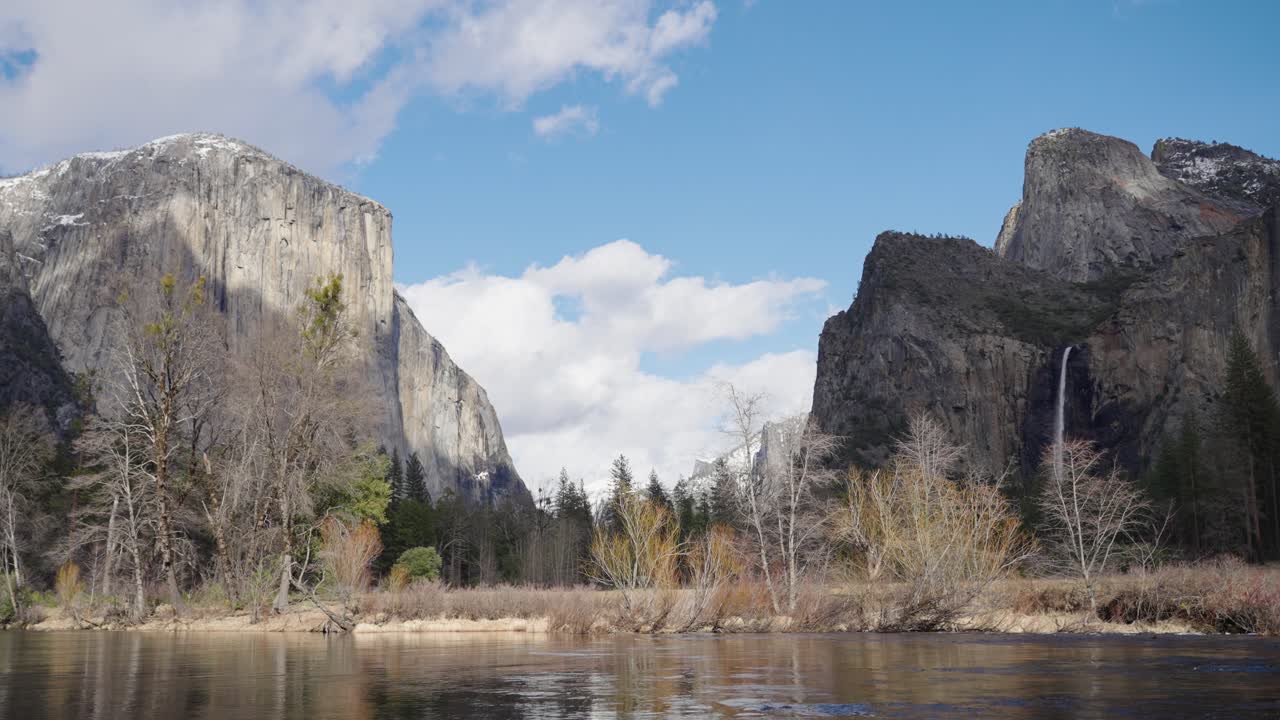 vista del valle de yosemite en el parque nacional de yosemite desde el río merced