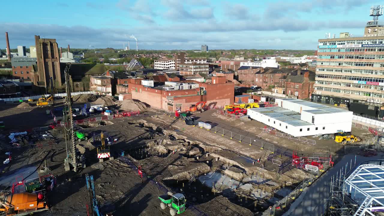 Luchtfoto van de regeneratie van moderne openbare vervoersinfrastructuur in de stad, met graafwerkzaamheden op een bouwplaats.