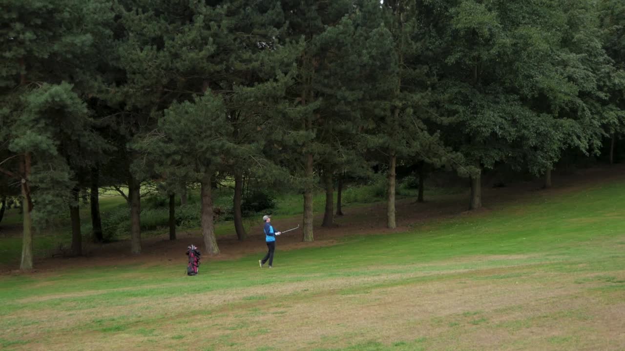 페어웨이 샷을 치는 선수의 타이트 샷