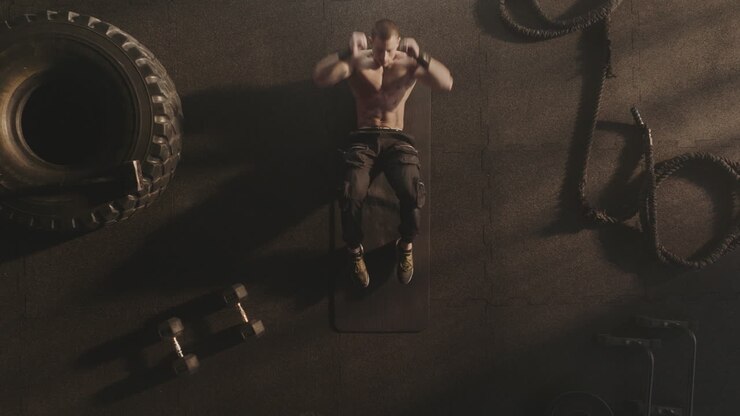 Uomo che fa addominali in palestra