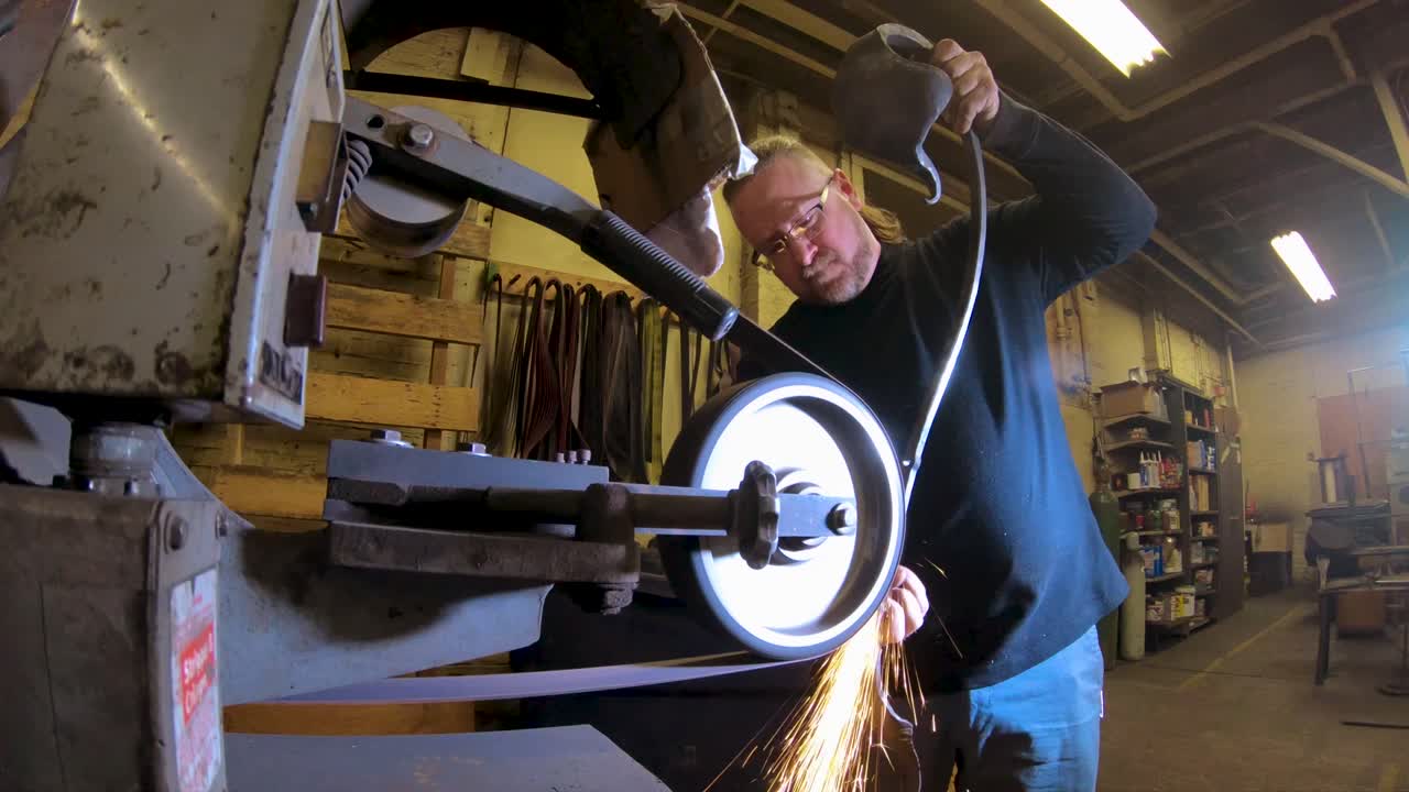 4k의 대장장이 금속 단조