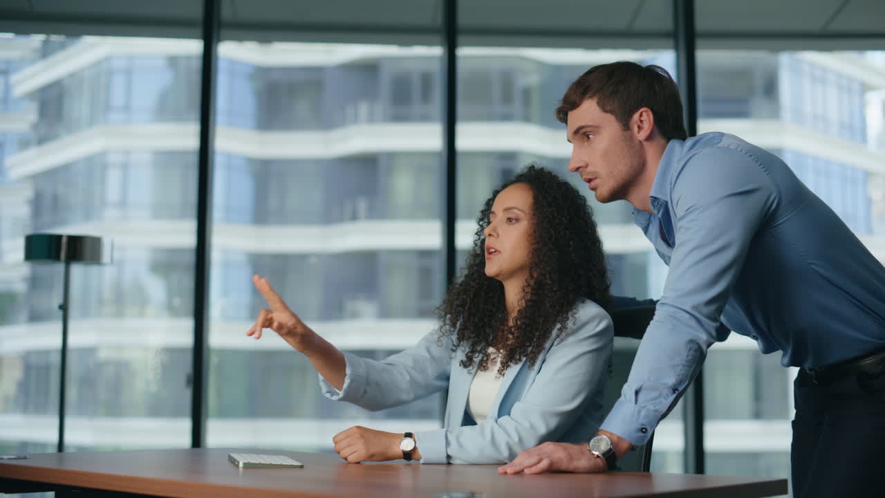 personas de negocios que utilizan pantalla de realidad aumentada. socios que tocan la interfaz