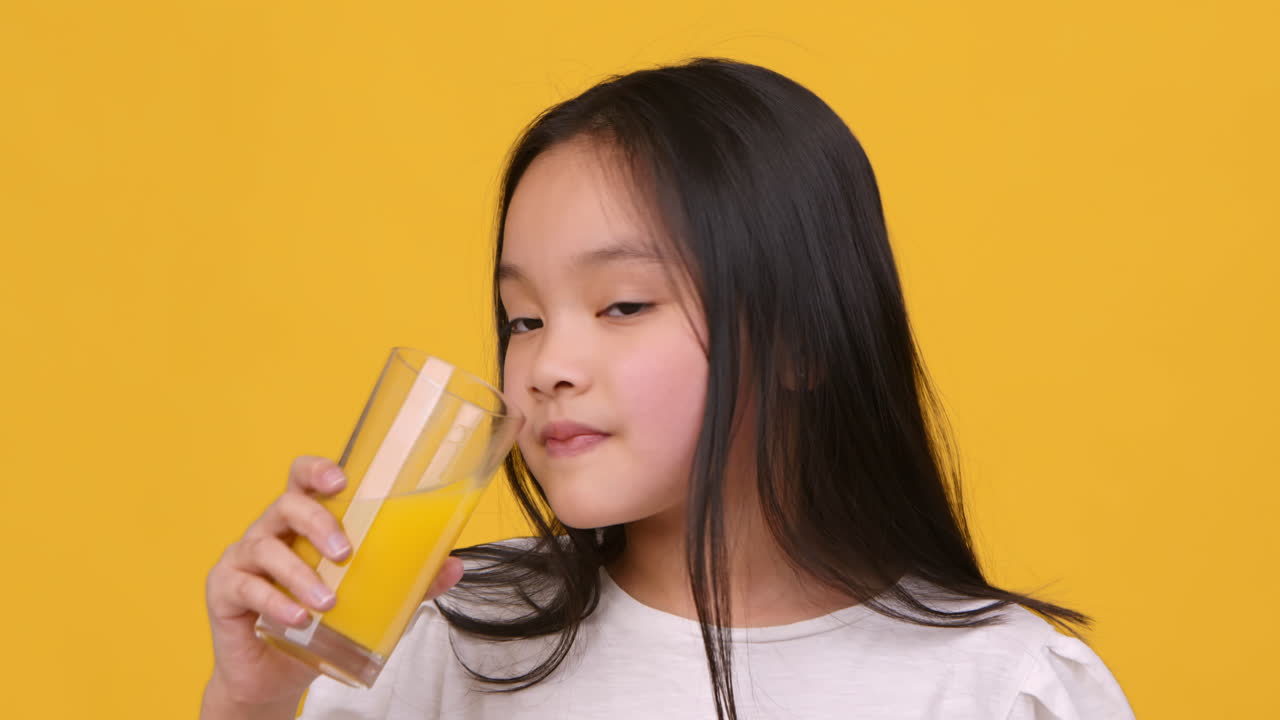 오렌지 주스를 마시는 소녀