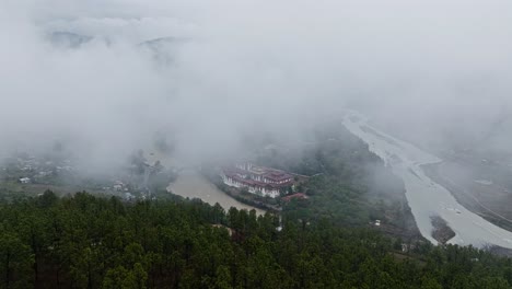 Dosel-De-Nubes-Sobre-El-Templo-Budista-De-Punakha-Dzong-En-Bután,-Asia-Del-Sur