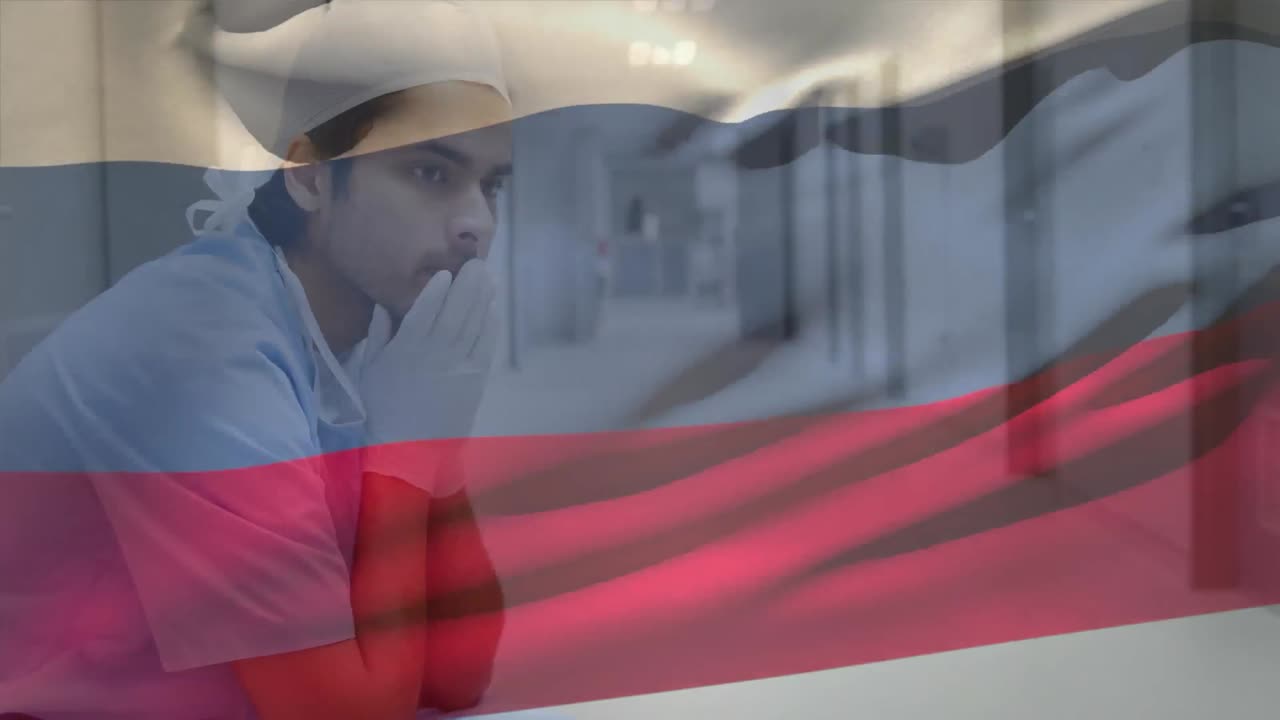 병원에서 스트레스를 받은 백인 남성 의료 종사자 위에 흔들리는 러시아 국기의 디지털 구성