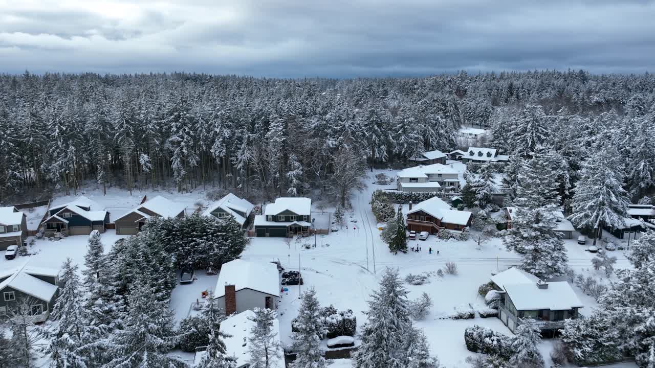 폭설로 뒤덮인 시골 동네의 조감도