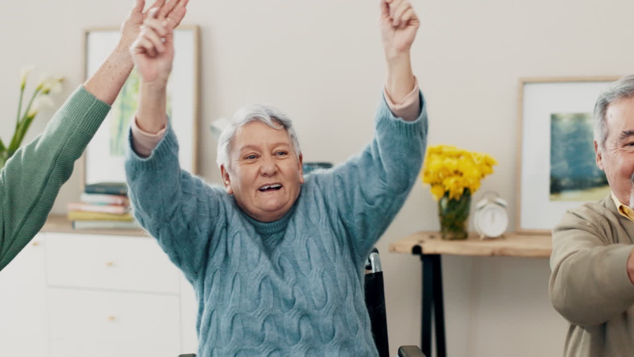 노인 친구들, 집에서 tv를 보는 것